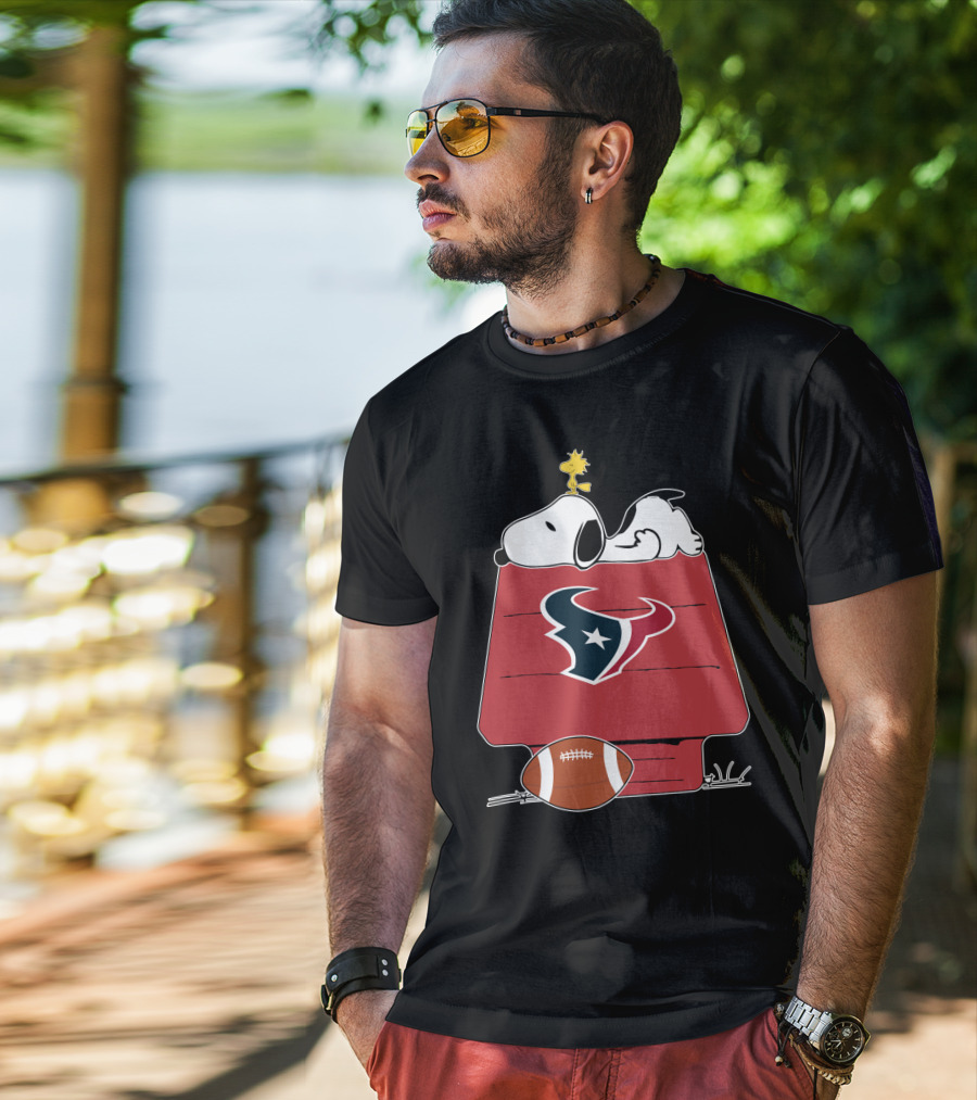Snoopy And Woodstock Relax On Houston Texans Football Doghouse T-Shirt