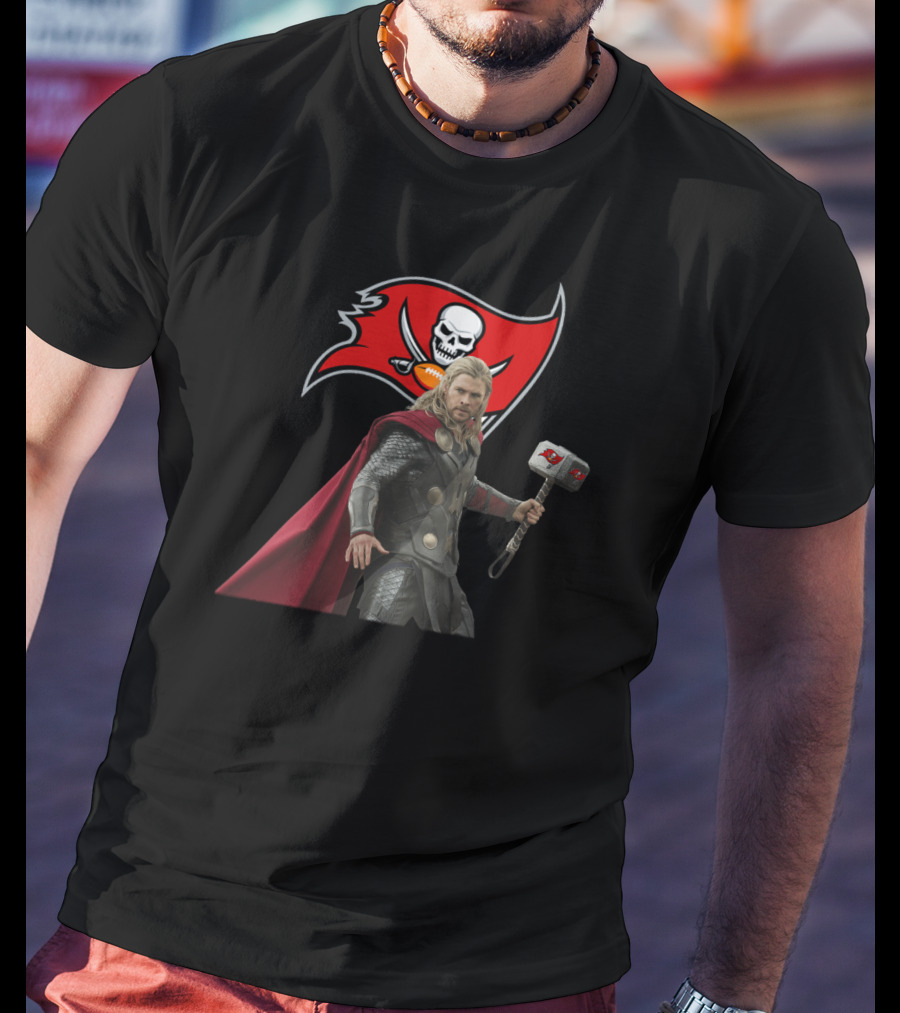 Tampa Bay Buccaneers Thor With Hammer And Skull Flag T-Shirt