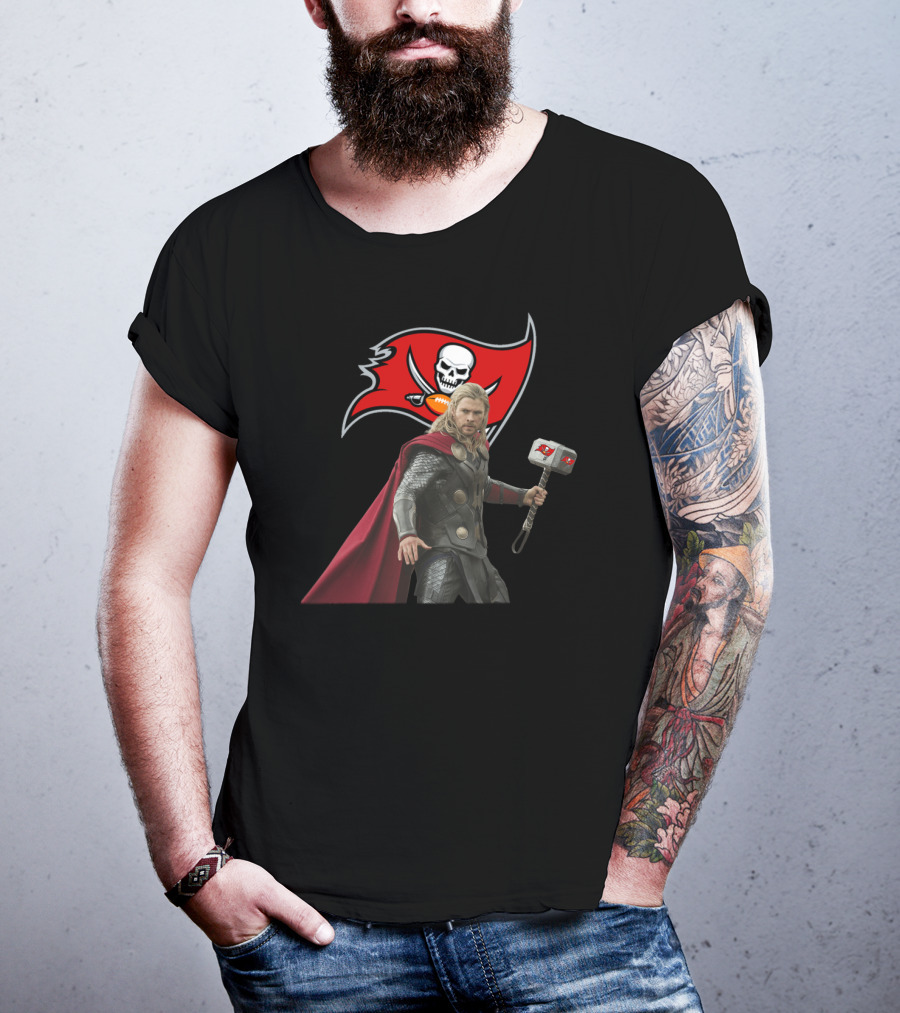 Tampa Bay Buccaneers Thor With Hammer And Skull Flag T-Shirt