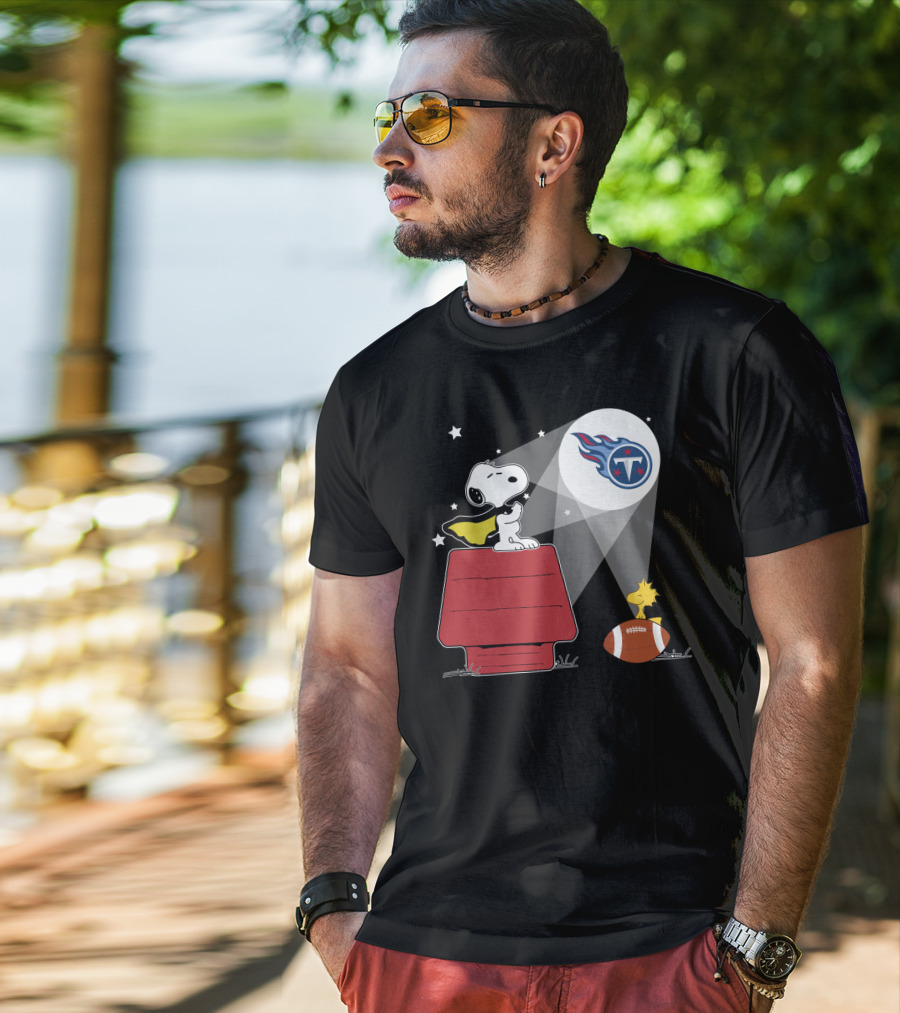 Snoopy And Woodstock With Tennessee Titans Moonlight Football Scene T-Shirt