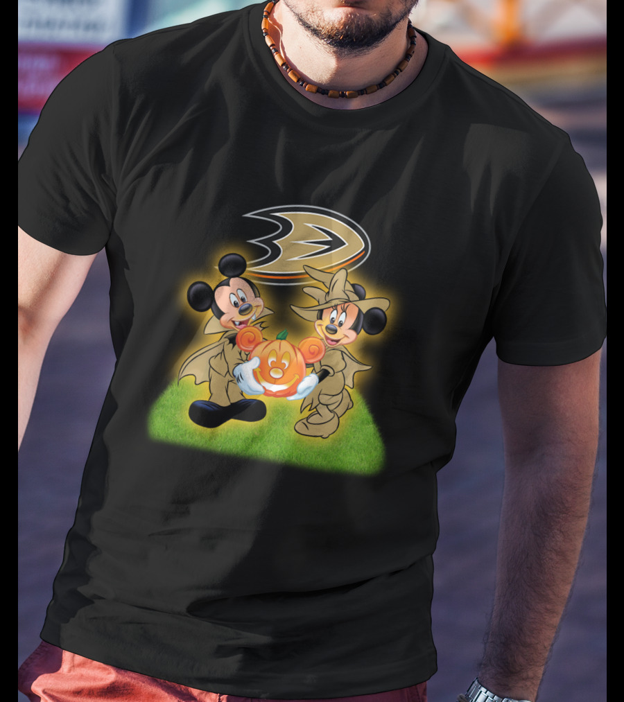 Anaheim Ducks Halloween With Mickey And Minnie Holding Pumpkin T-Shirt