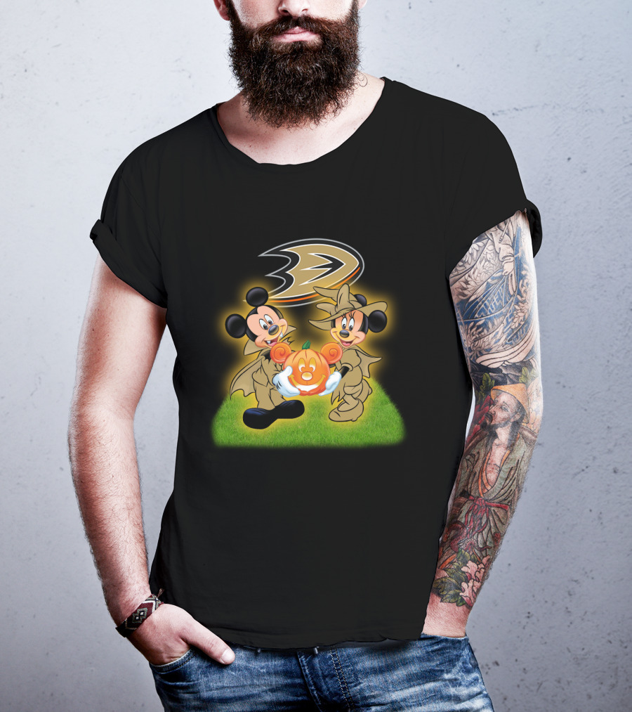 Anaheim Ducks Halloween With Mickey And Minnie Holding Pumpkin T-Shirt