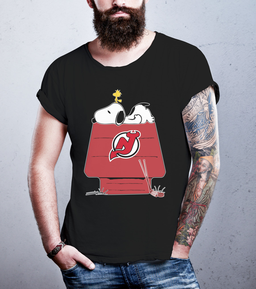 New Jersey Devils Snoopy And Woodstock On Doghouse With Hockey Sticks T-Shirt