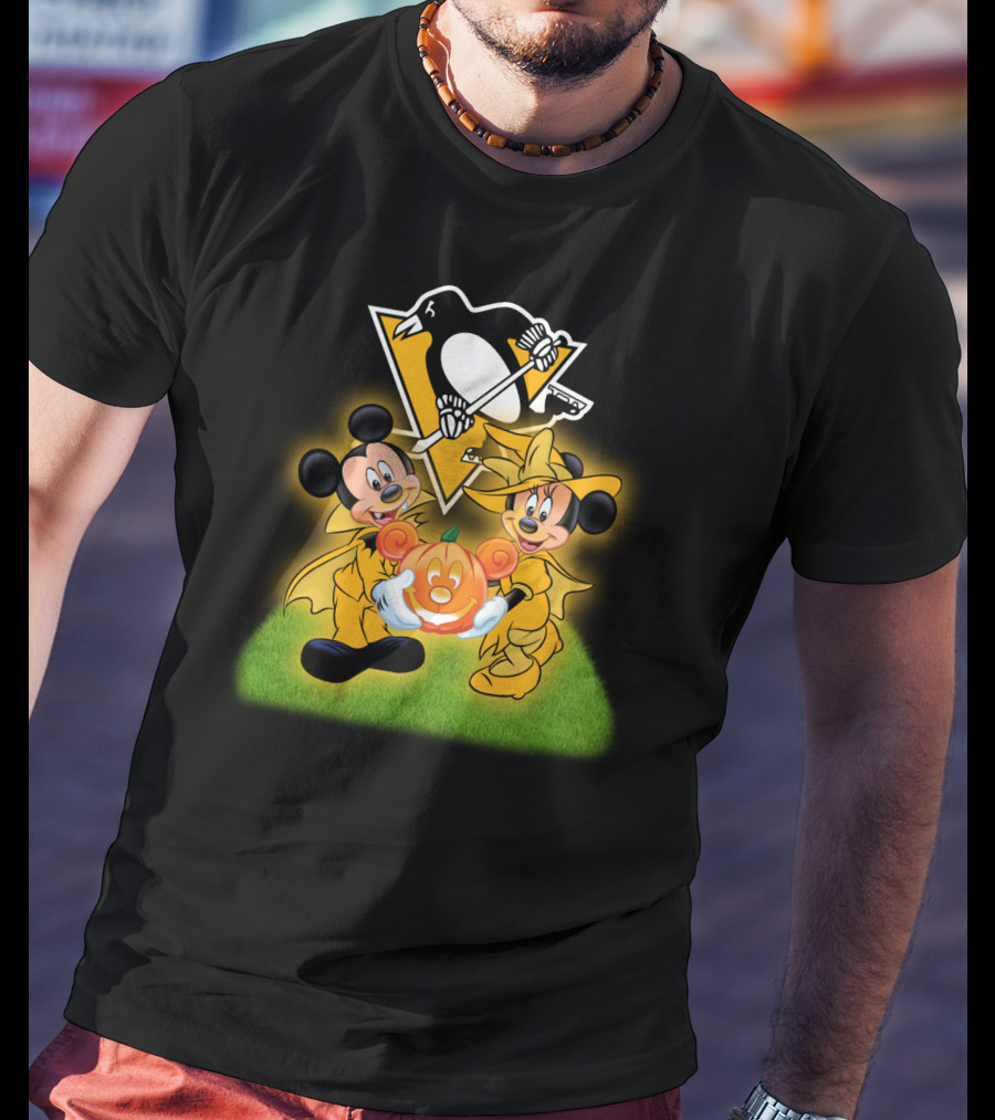 Pittsburgh Penguins Halloween Mickey And Minnie Holding Pumpkin T-Shirt