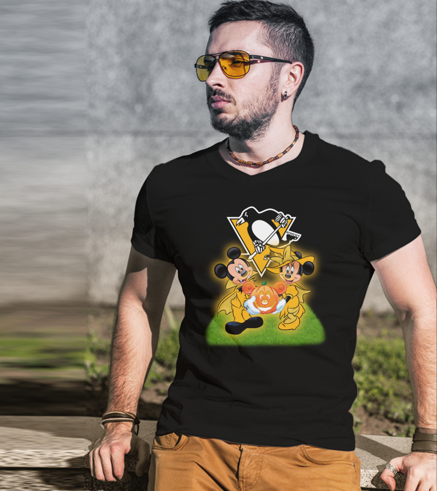 Pittsburgh Penguins Halloween Mickey And Minnie Holding Pumpkin T-Shirt