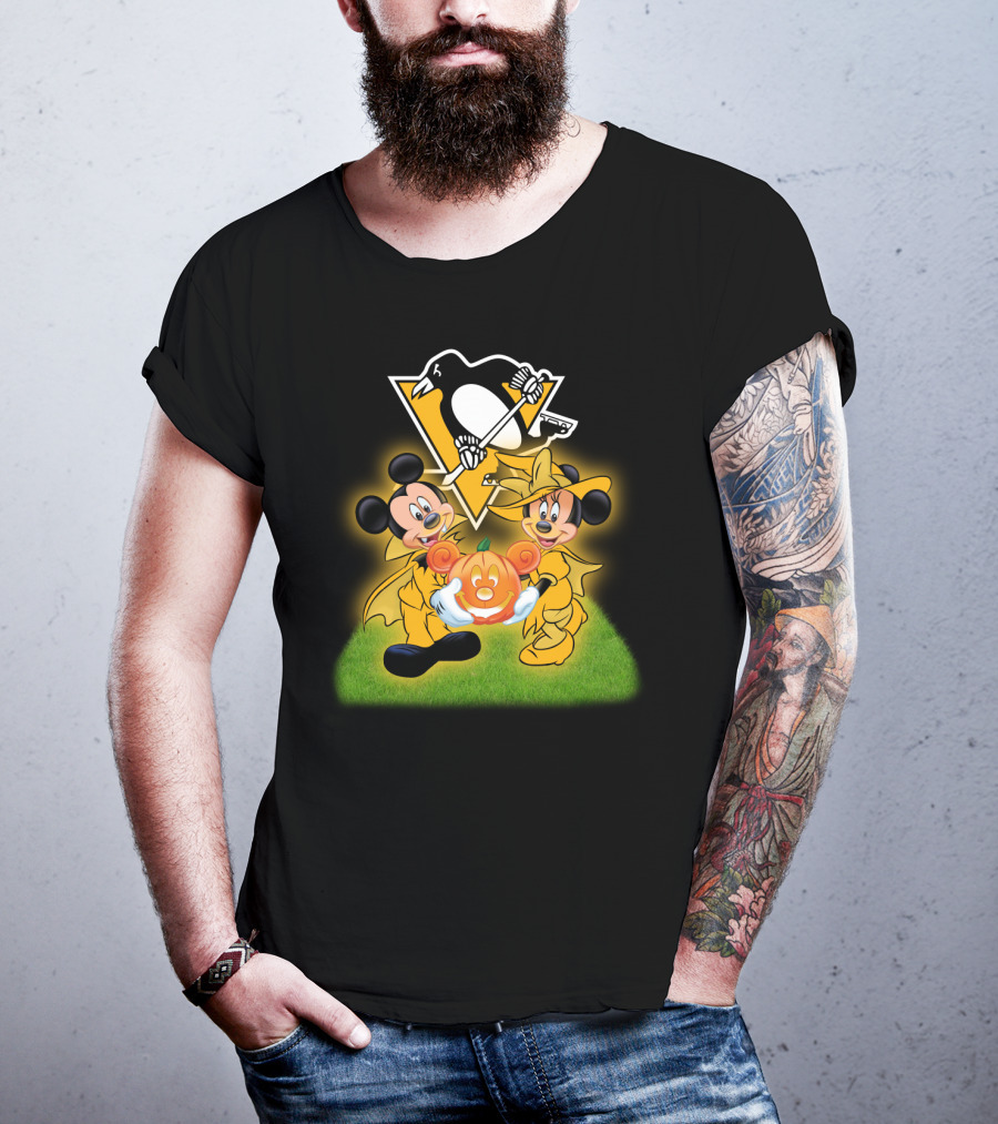 Pittsburgh Penguins Halloween Mickey And Minnie Holding Pumpkin T-Shirt