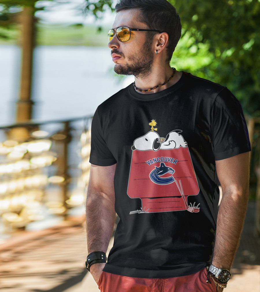 Vancouver Canucks Snoopy Woodstock Hockey Doghouse T-Shirt
