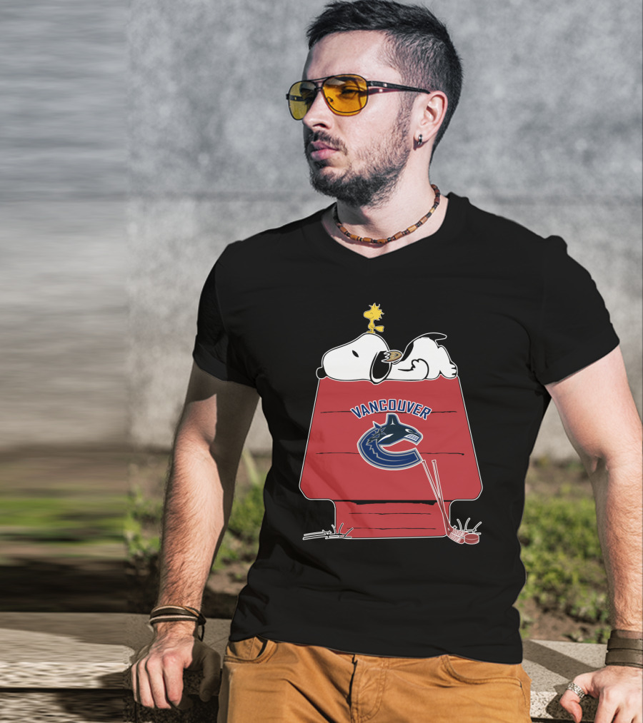 Vancouver Canucks Snoopy Woodstock Hockey Doghouse T-Shirt