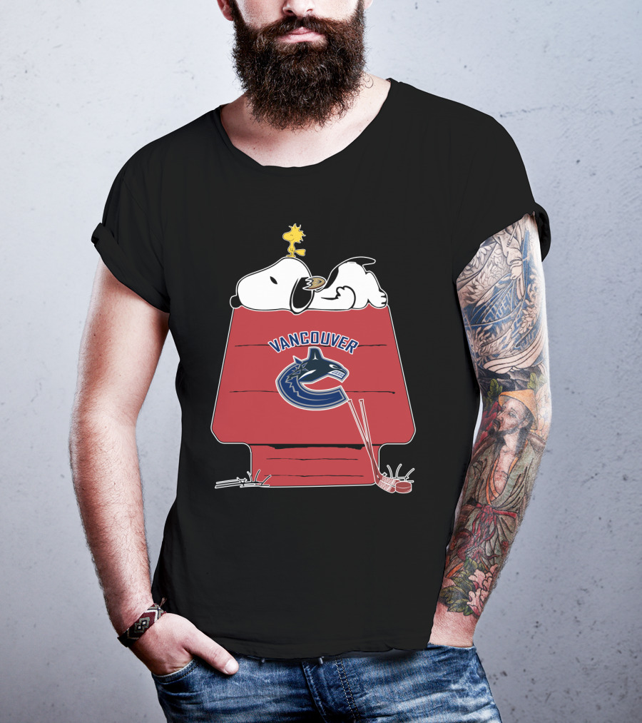 Vancouver Canucks Snoopy Woodstock Hockey Doghouse T-Shirt