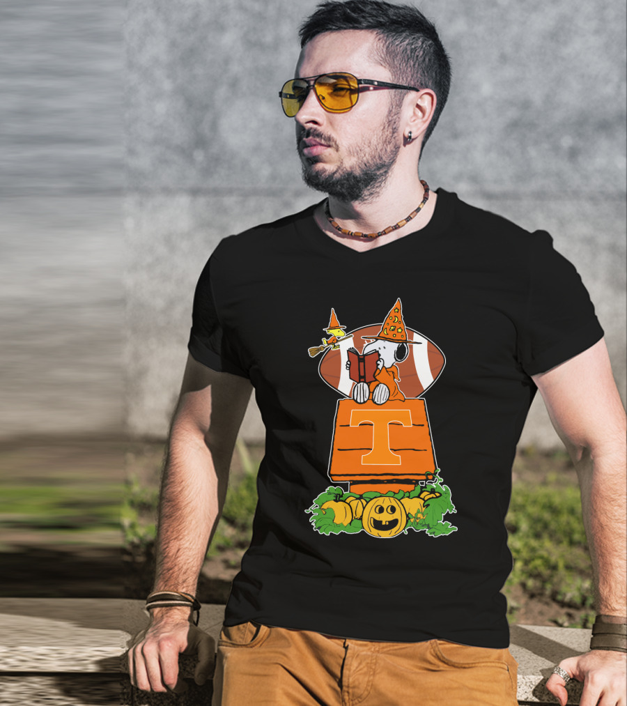 Halloween Tennessee Volunteers Football Peanuts Woodstock Snoopy Pumpkin T-Shirt