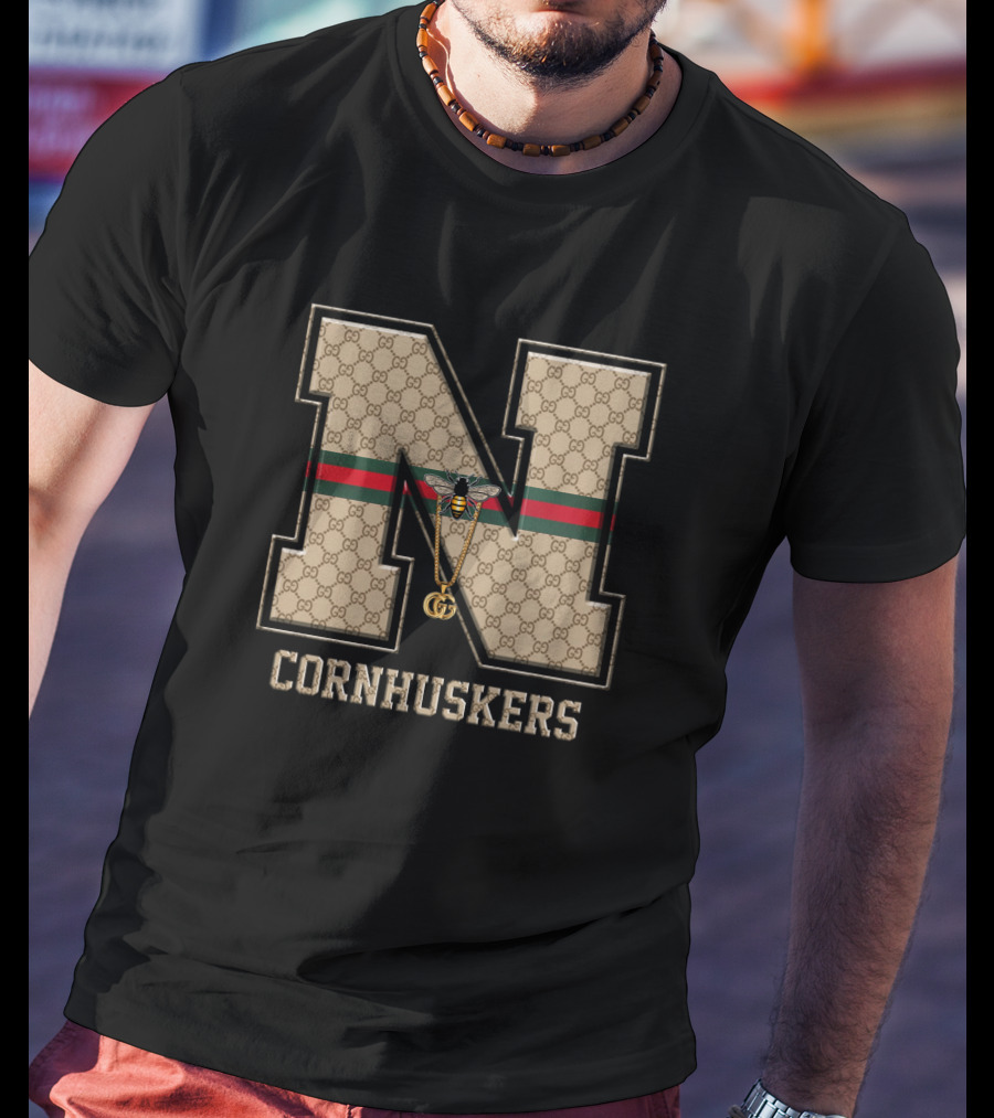 Guci Nebraska Cornhuskers NCAA N Logo With Bee And Necklace T-Shirt