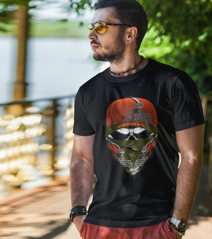 Cleveland Browns Helmet And Skull Bandana Hoodie T-Shirt