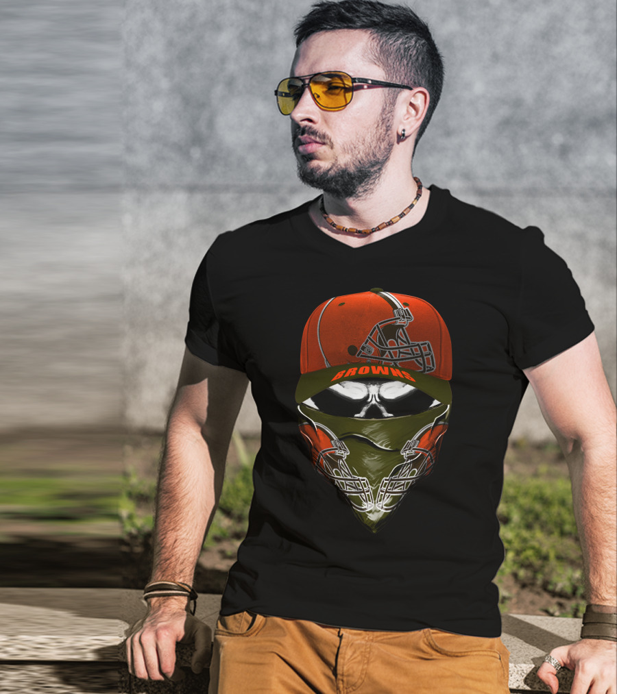 Cleveland Browns Helmet And Skull Bandana Hoodie T-Shirt