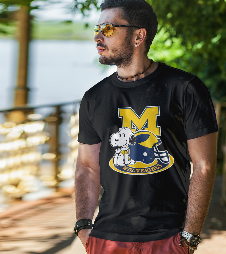 Michigan Wolverines Snoopy M Helmet T-Shirt