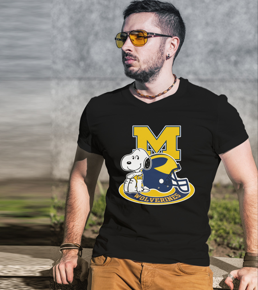 Michigan Wolverines Snoopy M Helmet T-Shirt