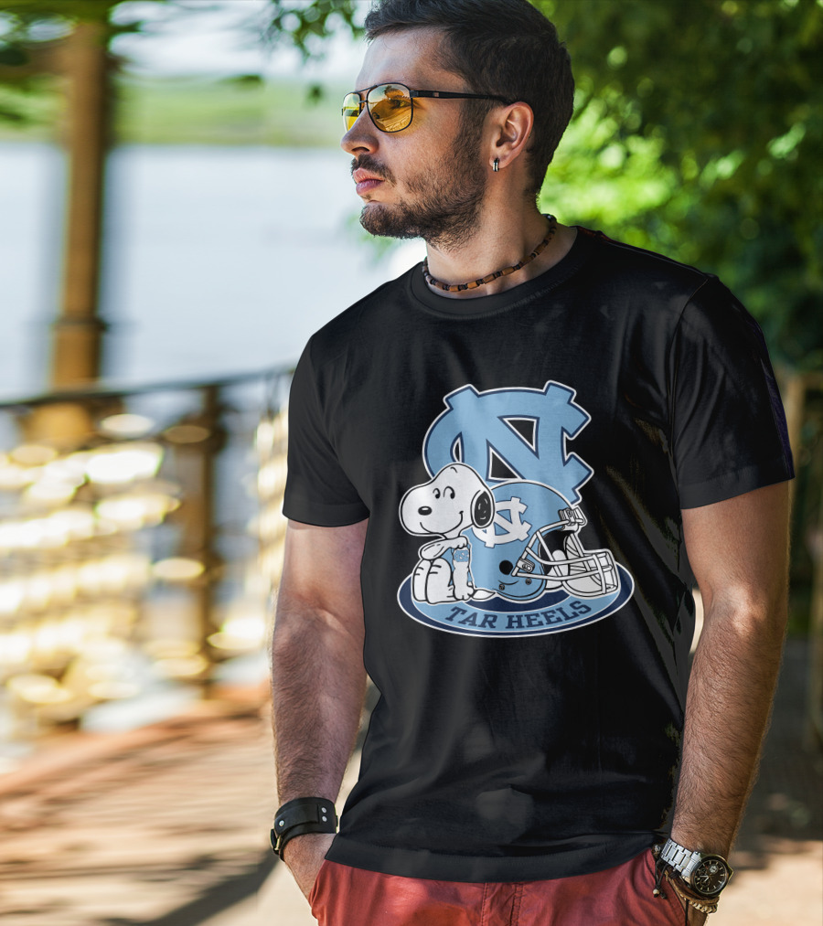 North Carolina Tar Heels Snoopy Football Helmet T-Shirt