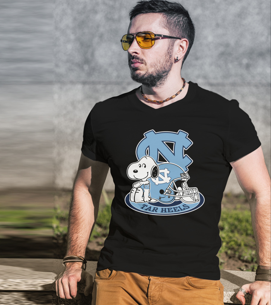 North Carolina Tar Heels Snoopy Football Helmet T-Shirt