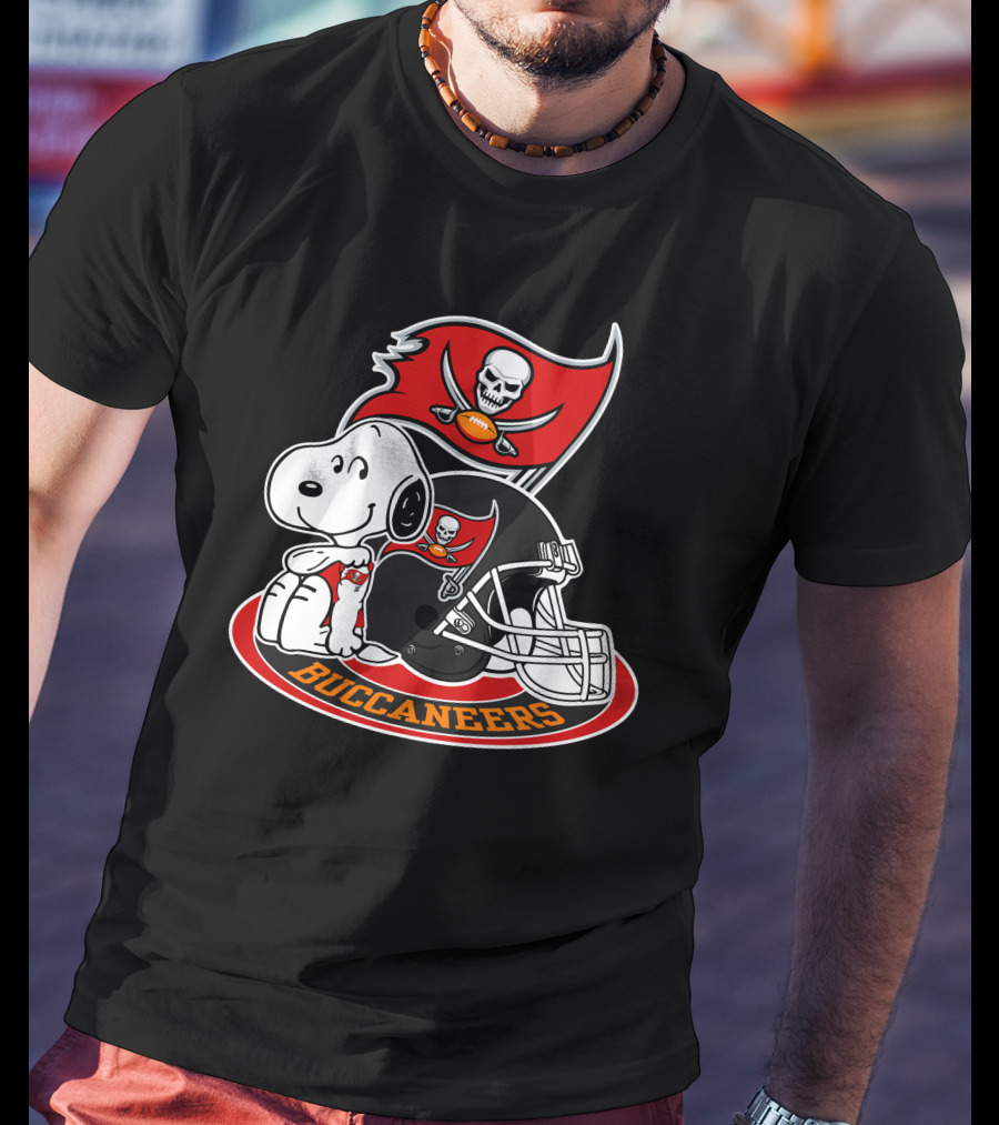 Tampa Bay Buccaneers Snoopy Helmet And Flag T-Shirt
