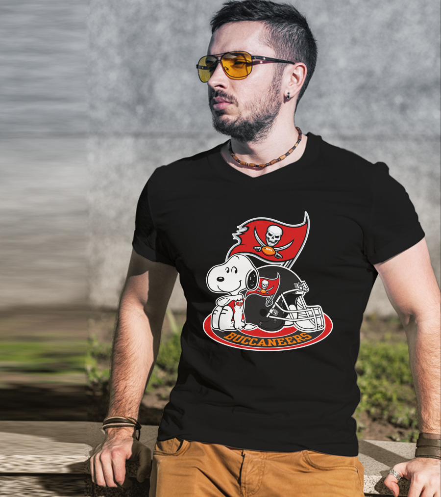 Tampa Bay Buccaneers Snoopy Helmet And Flag T-Shirt