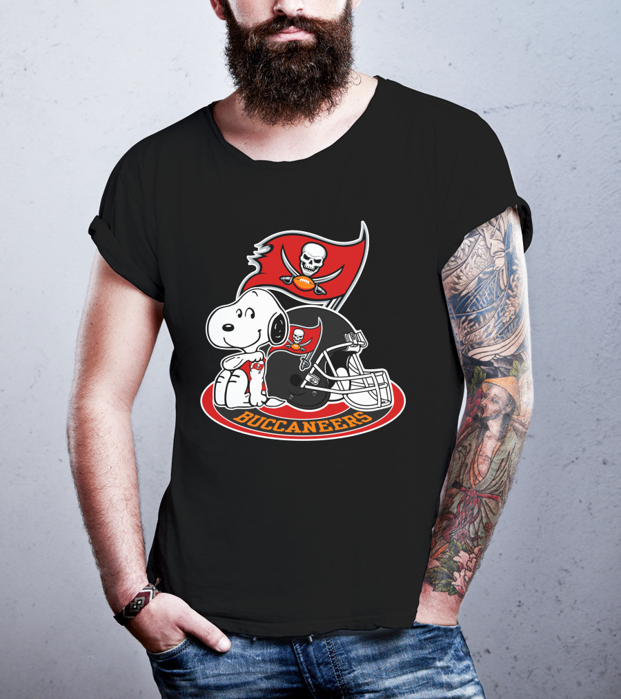 Tampa Bay Buccaneers Snoopy Helmet And Flag T-Shirt