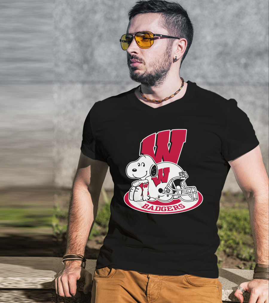 Wisconsin Badgers Snoopy Football Helmet T-Shirt