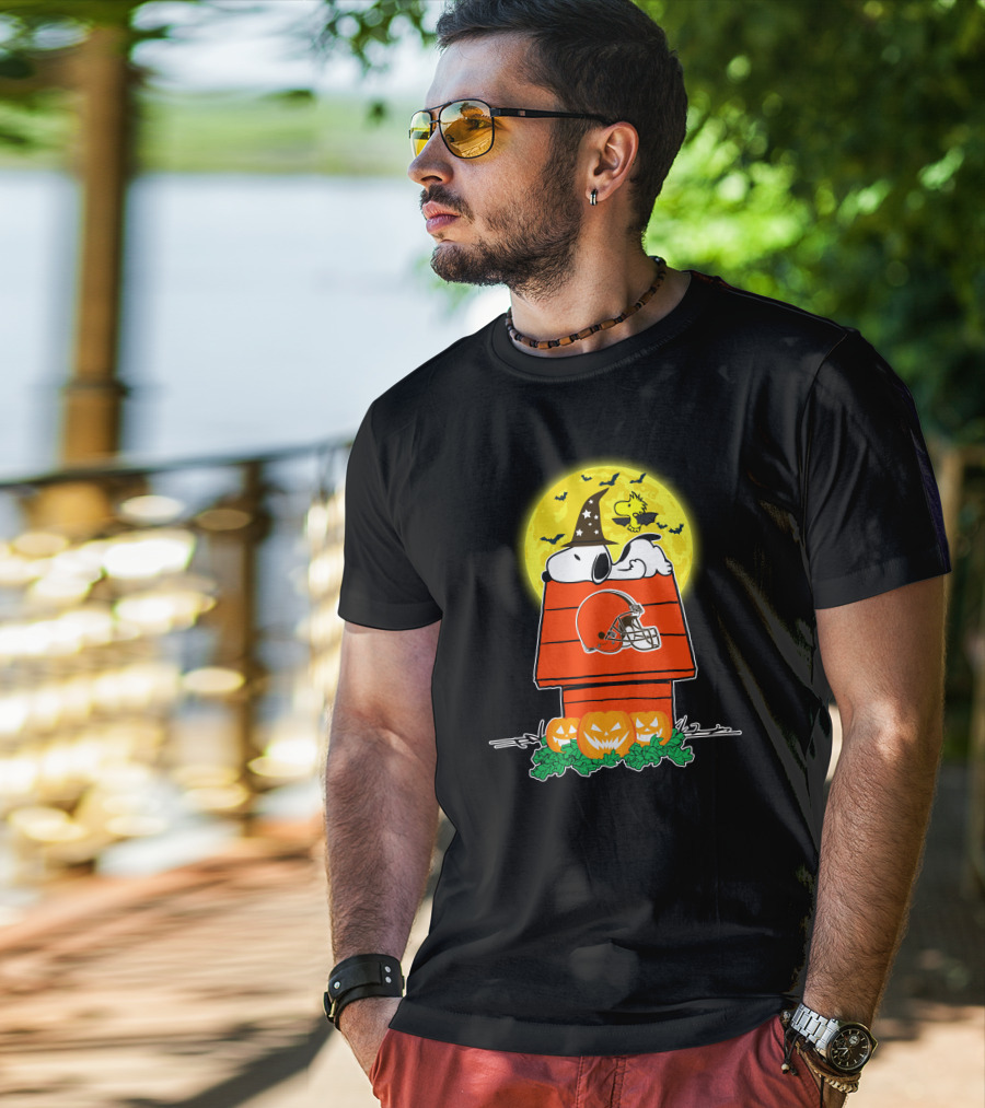 Cleveland Browns Helmet Snoopy Woodstock Halloween House Pumpkins Moon T-Shirt