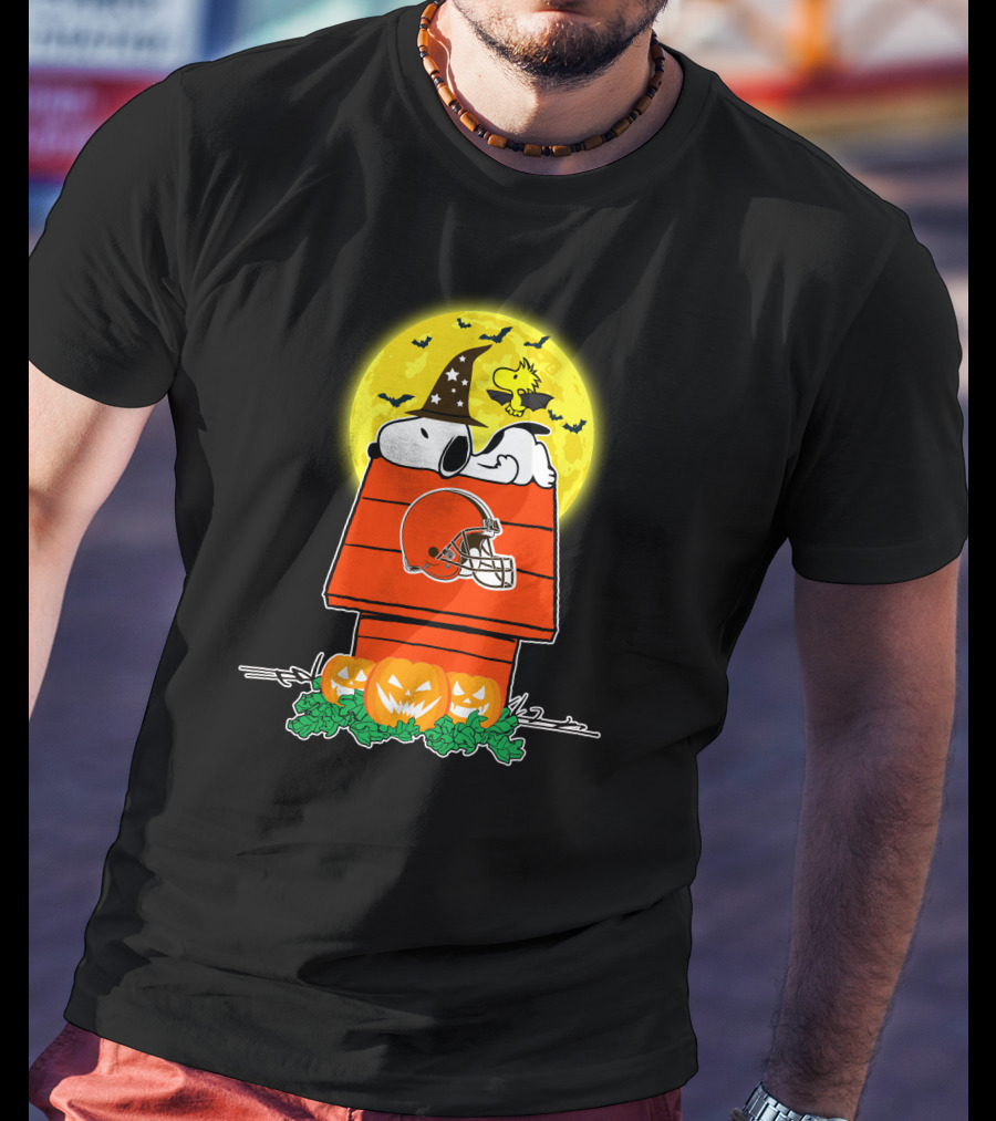 Cleveland Browns Helmet Snoopy Woodstock Halloween House Pumpkins Moon T-Shirt