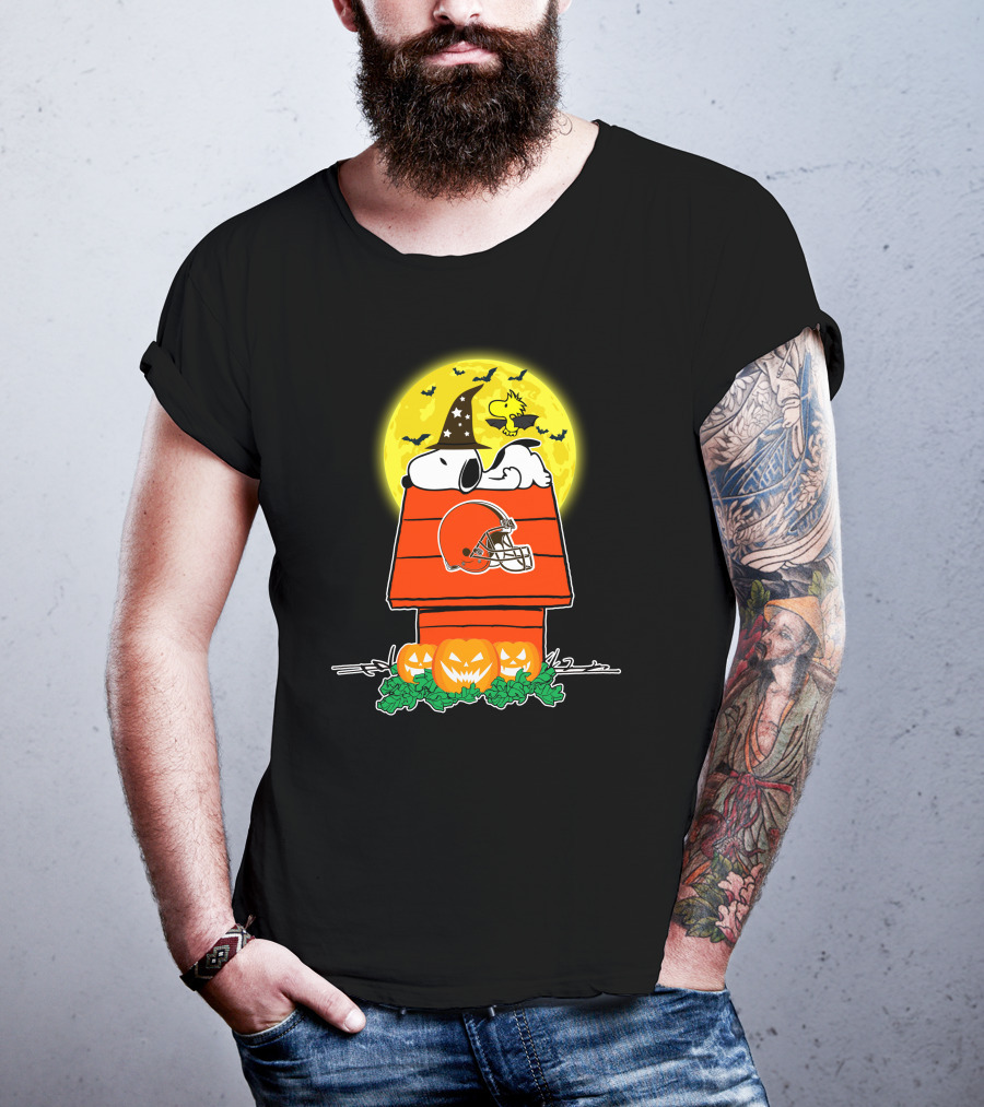 Cleveland Browns Helmet Snoopy Woodstock Halloween House Pumpkins Moon T-Shirt