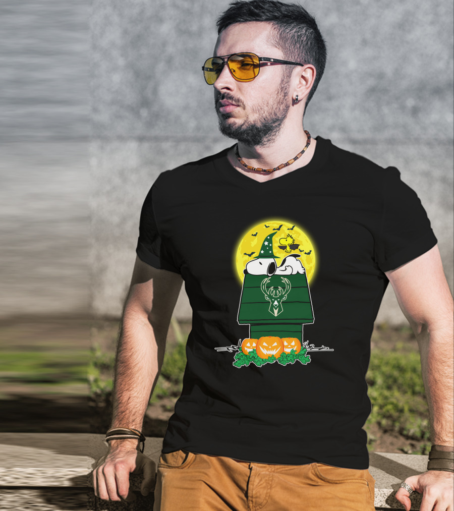 Milwaukee Bucks Snoopy Woodstock Halloween Pumpkins Moon House T-Shirt