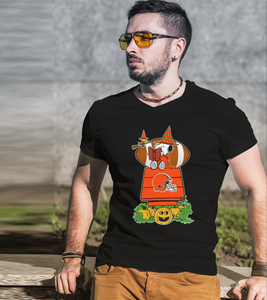 Cleveland Browns Halloween Snoopy Pumpkin Football Scene T-Shirt