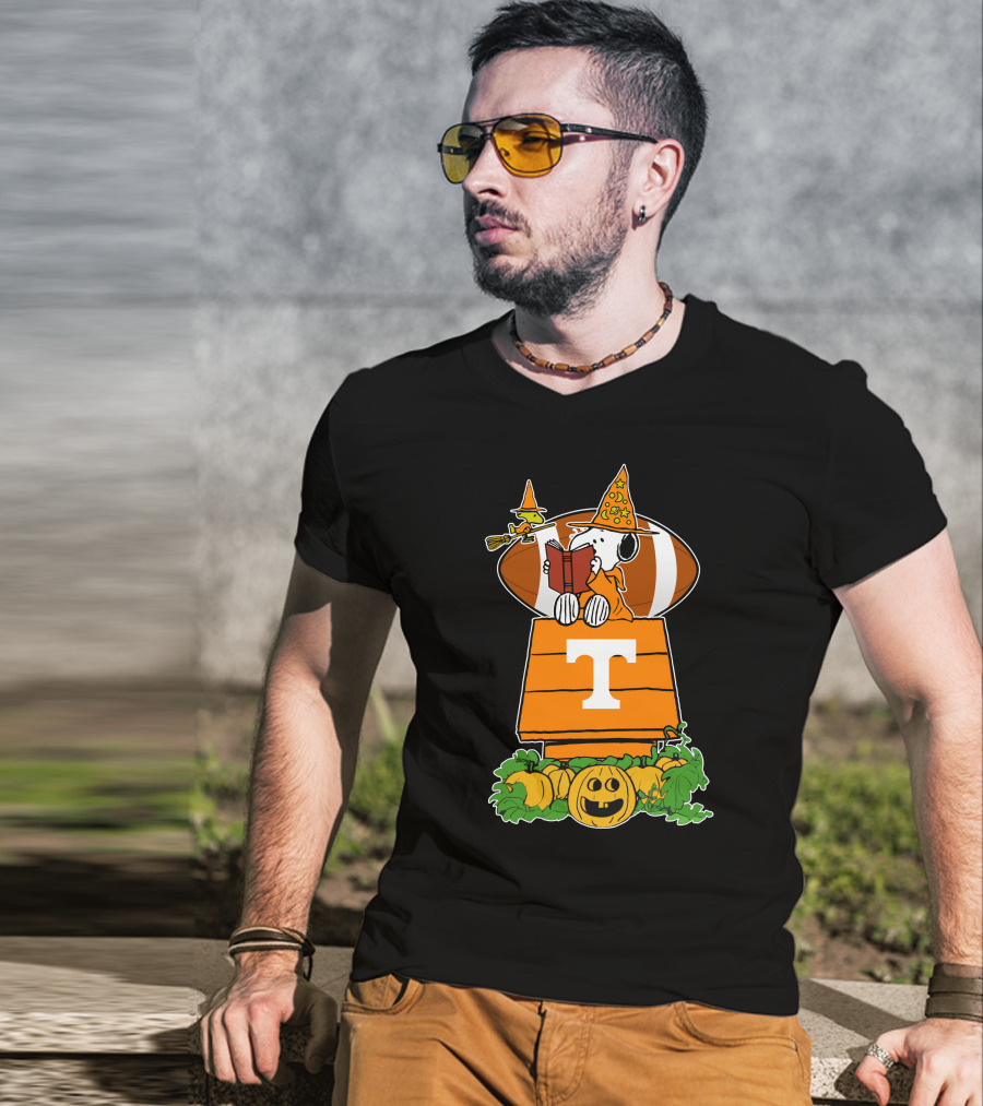 Tennessee Volunteers Snoopy Halloween Football Peanuts Pumpkin Woodstock T-Shirt