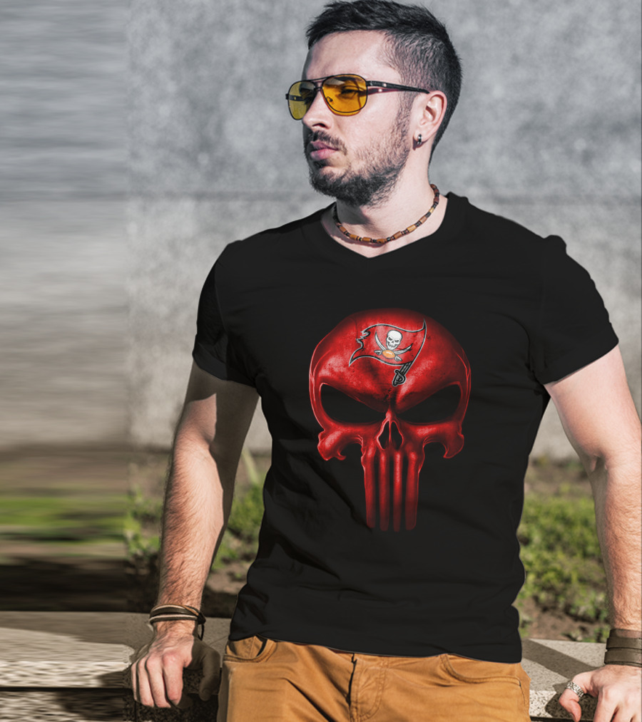 Tampa Bay Buccaneers Skull Logo With Pirate Flag T-Shirt