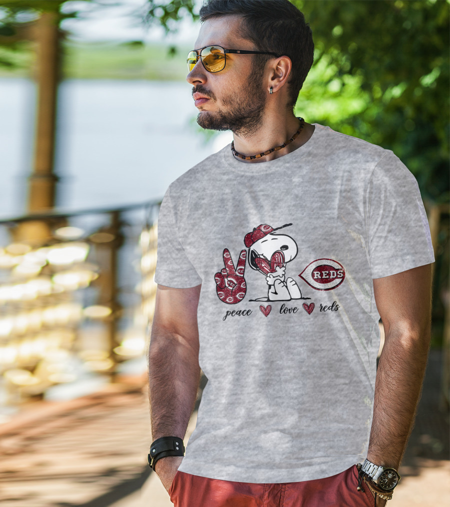 Snoopy Peace Love Cincinnati Reds MLB Fan Wear T-Shirt