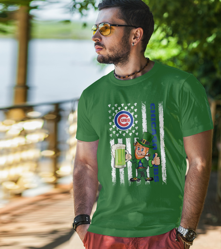 Chicago Cubs St Patrick's Day Leprechaun With Shamrocks And Flag T-Shirt