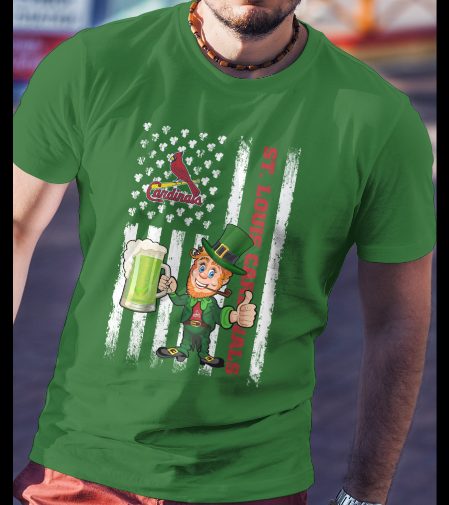 St. Louis Cardinals St Patrick's Day Leprechaun Beer Cheers With Shamrock Flag T-Shirt
