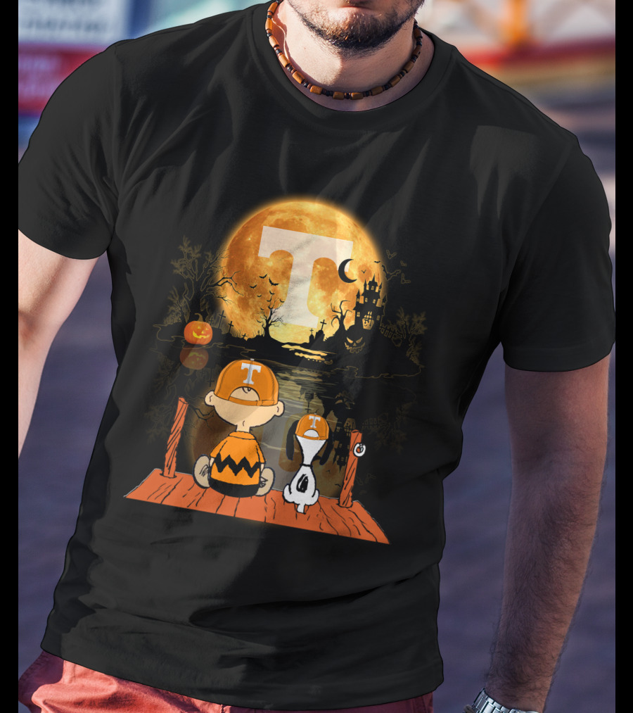 Tennessee Volunteers Halloween Full Moon T And Snoopy Pumpkin Scene T-Shirt