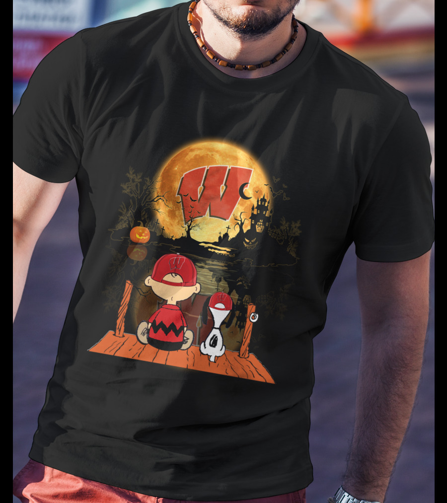 Wisconsin Badgers Halloween Charlie Brown And Snoopy Pumpkin Moon Scene T-Shirt