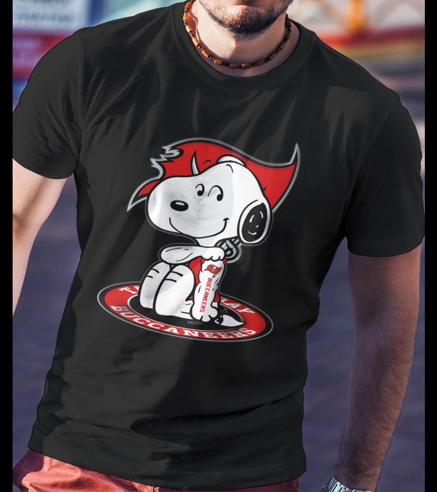 Tampa Bay Buccaneers Snoopy Fan T-Shirt