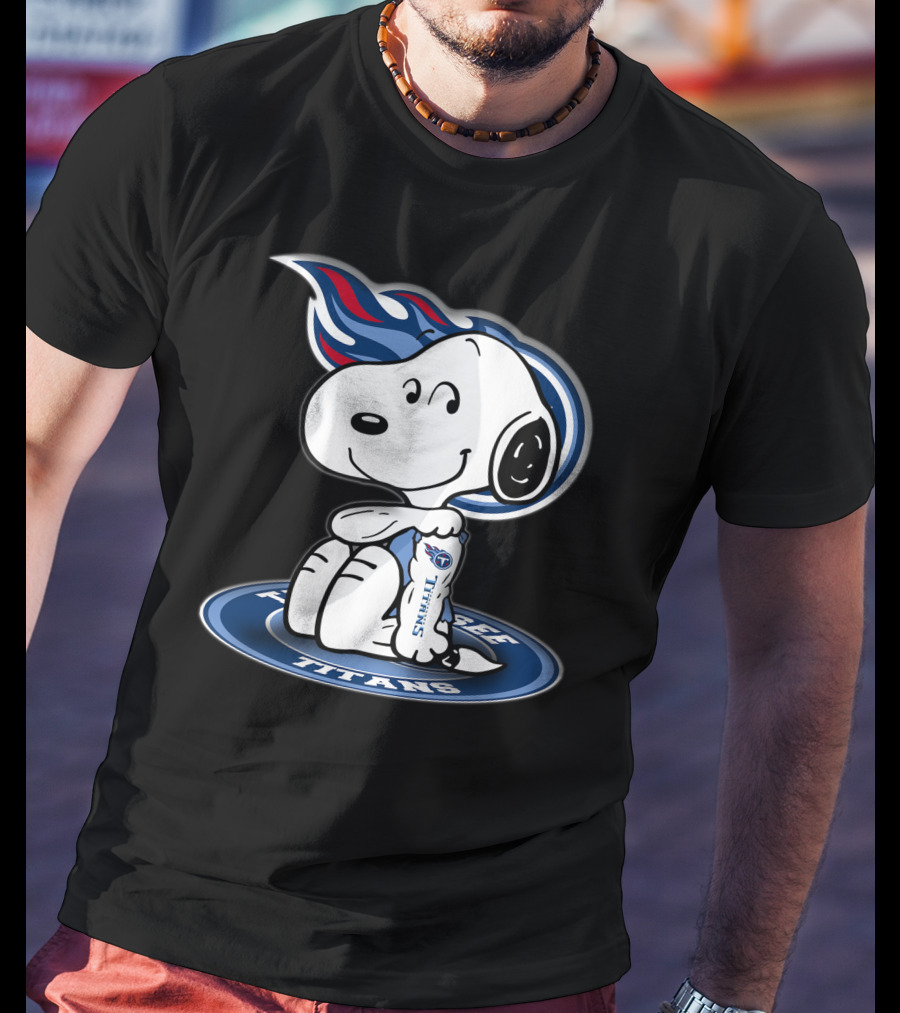 Tennessee Titans Snoopy Holding Football T-Shirt