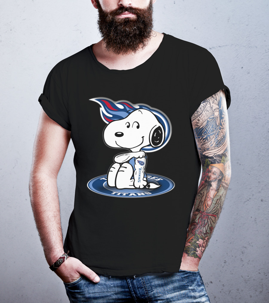 Tennessee Titans Snoopy Holding Football T-Shirt