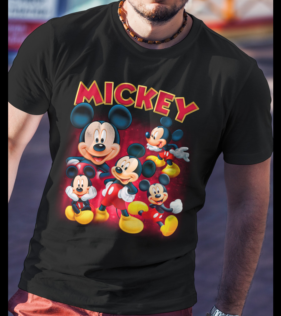 Mickey Czerwono-Żółty Napis Z Kilkoma Klasycznymi Postaciami W Różnych Pozach Na Ciemnym Tle T-Shirt