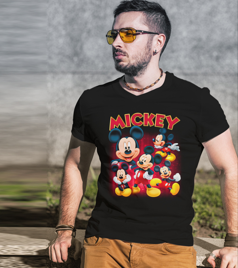 Mickey Czerwono-Żółty Napis Z Kilkoma Klasycznymi Postaciami W Różnych Pozach Na Ciemnym Tle T-Shirt
