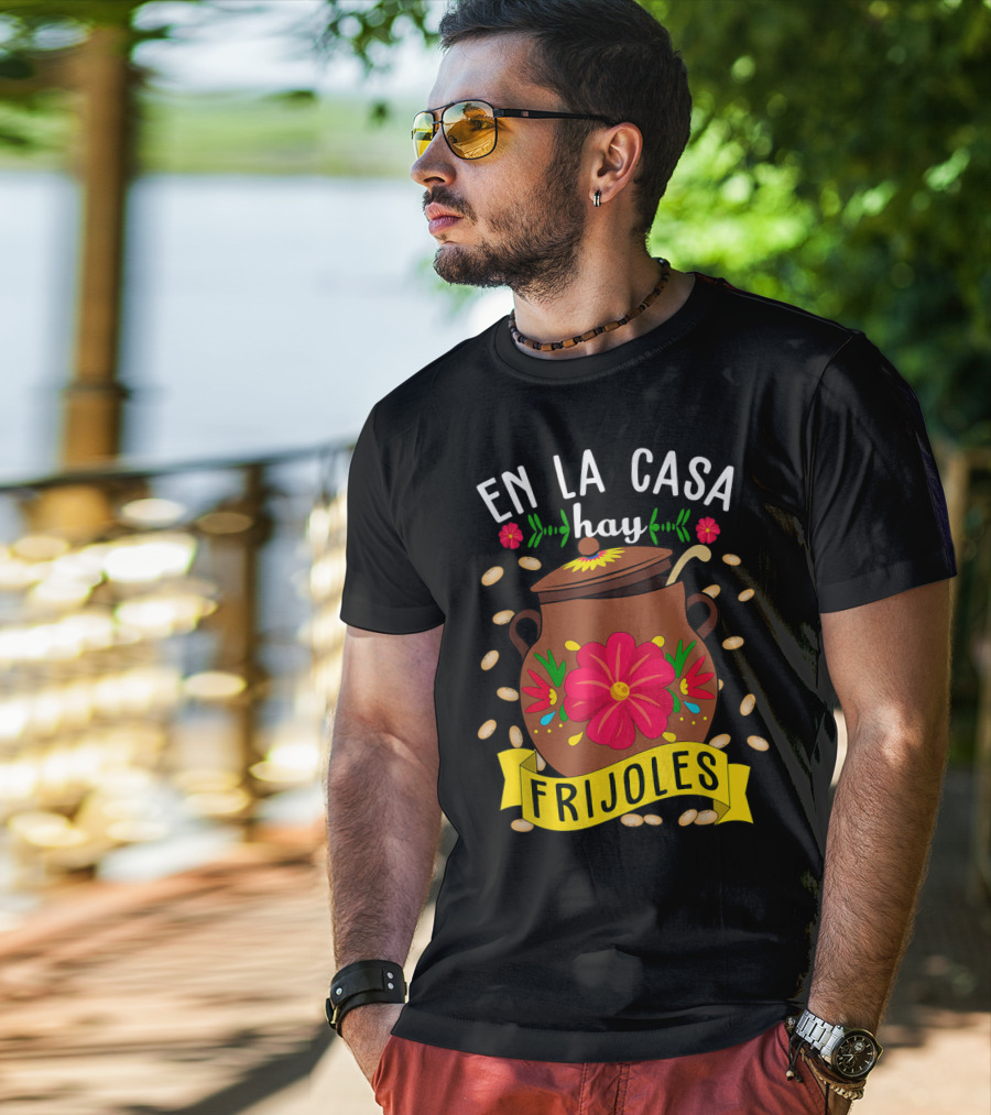 En La Casa Hay Frijoles Funny Mexican Mom Food Pot With Flowers And Beans T-Shirt