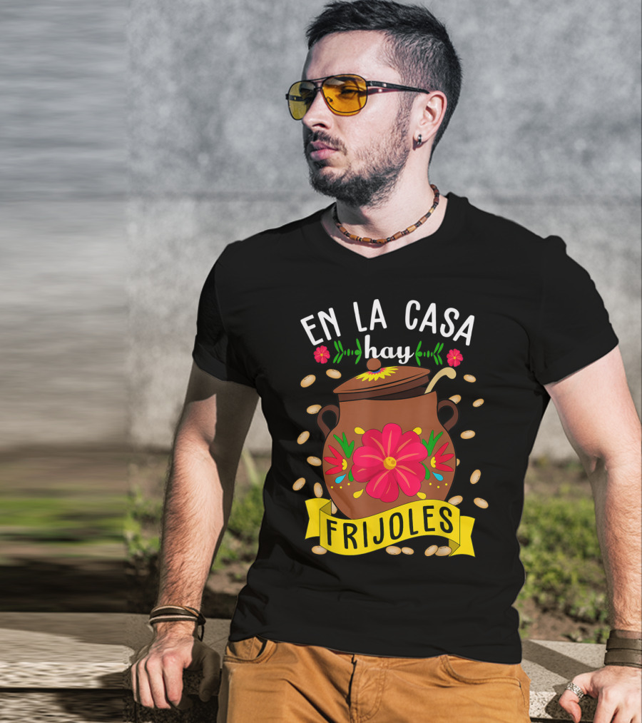 En La Casa Hay Frijoles Funny Mexican Mom Food Pot With Flowers And Beans T-Shirt