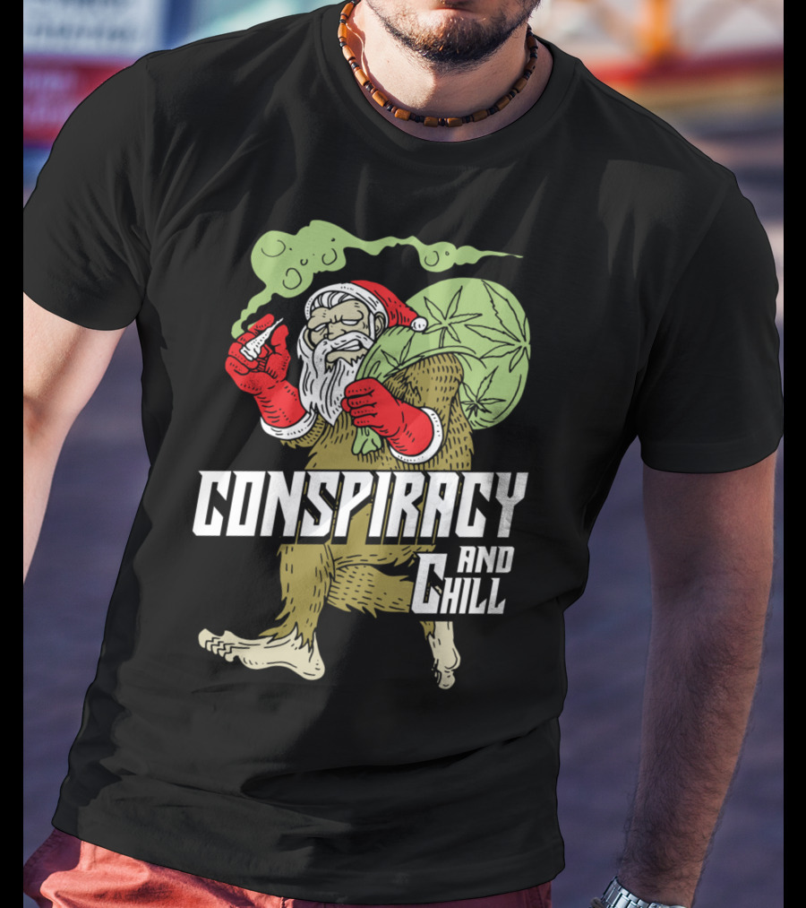 Conspiracy And Chill Bigfoot Weihnachtsmann Raucht Gras Fun Santa Bigfoot Smoking Christmas Weed T-Shirt