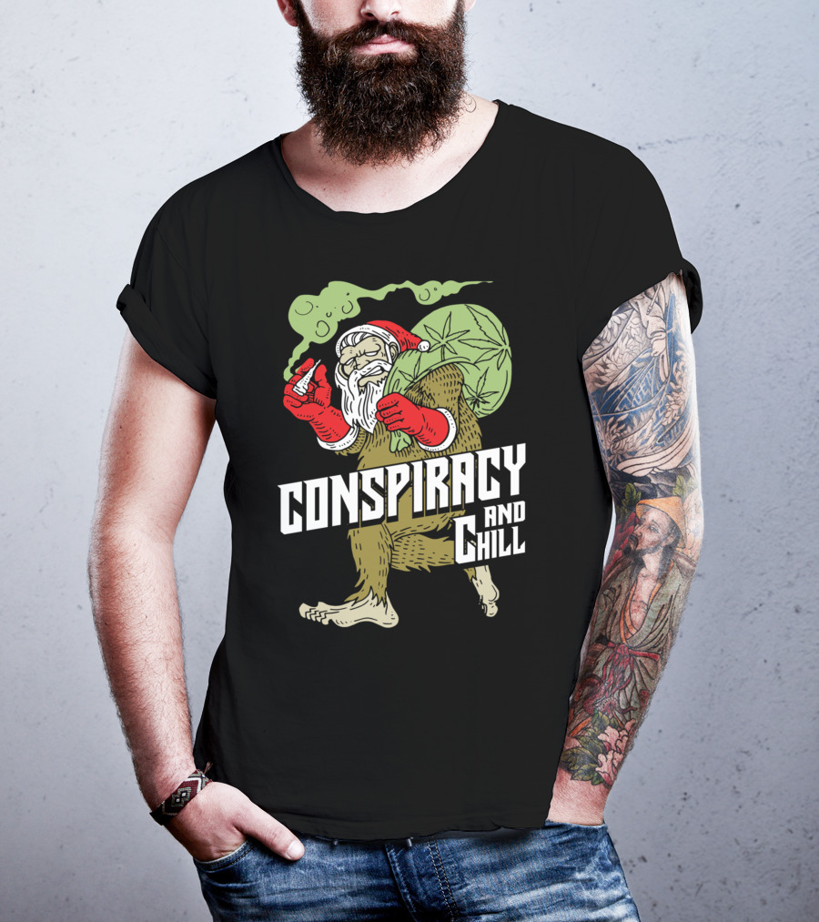 Conspiracy And Chill Bigfoot Weihnachtsmann Raucht Gras Fun Santa Bigfoot Smoking Christmas Weed T-Shirt