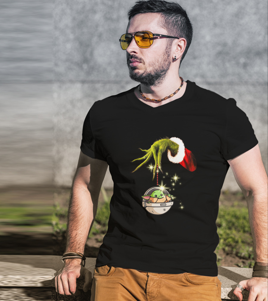 Grinch Hand Holding Baby Yoda Christmas T-Shirt