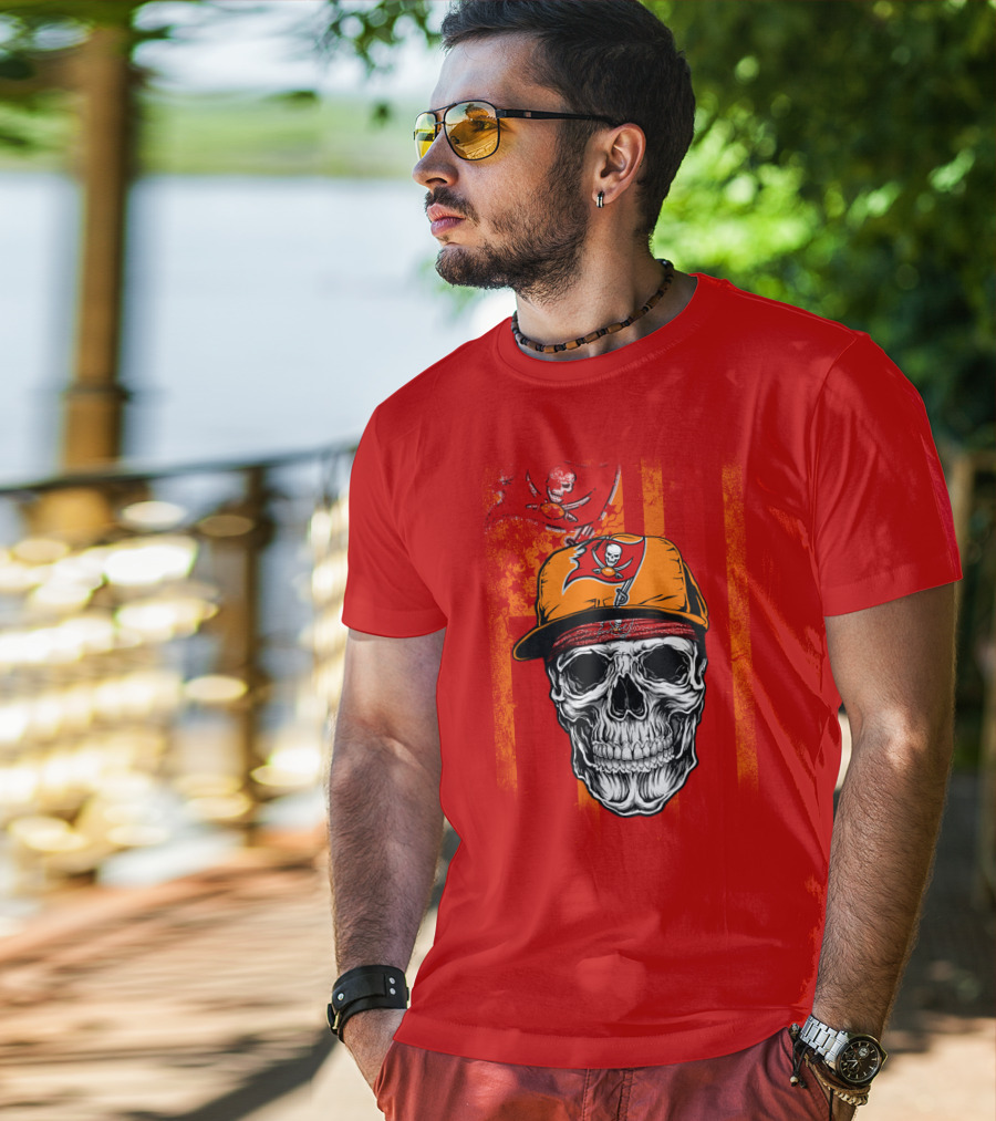 Tampa Bay Buccaneers Skull In Cap With Pirate Flag T-Shirt
