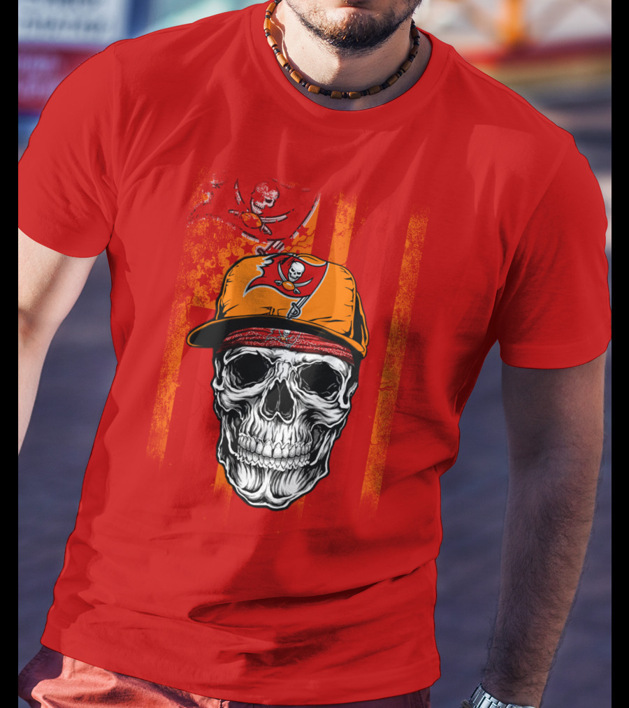 Tampa Bay Buccaneers Skull In Cap With Pirate Flag T-Shirt