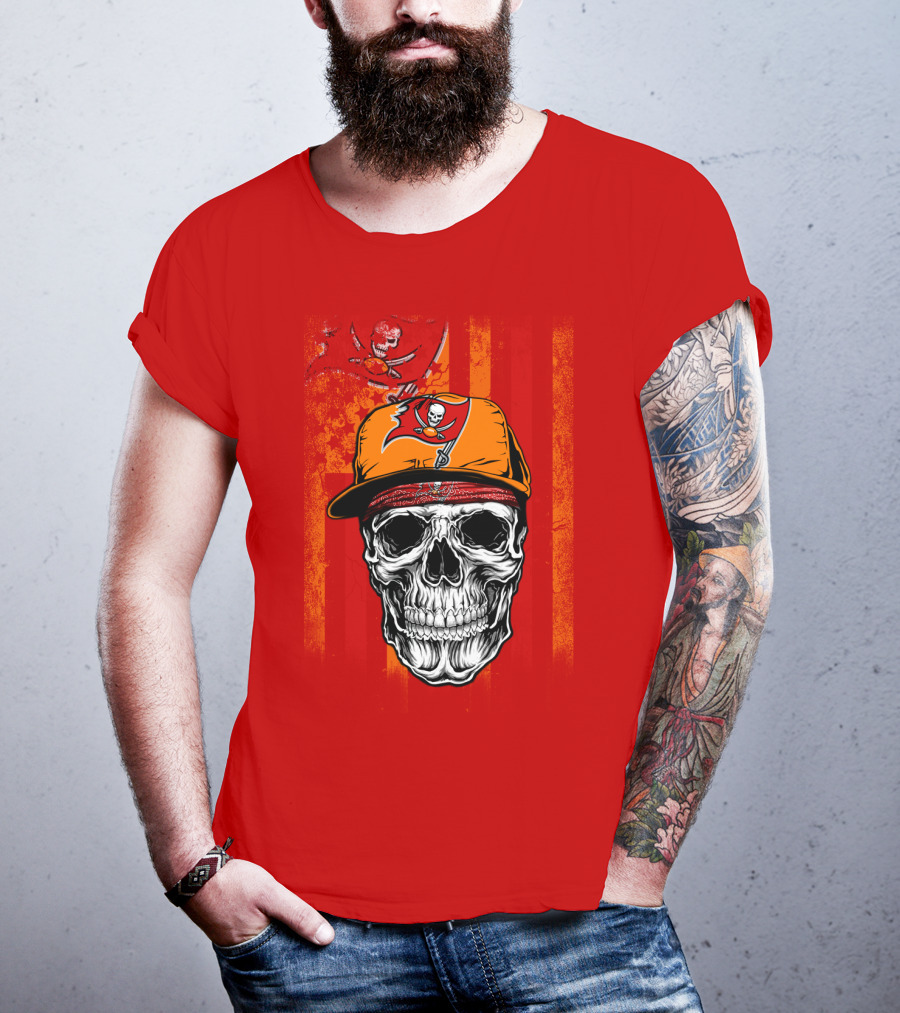 Tampa Bay Buccaneers Skull In Cap With Pirate Flag T-Shirt